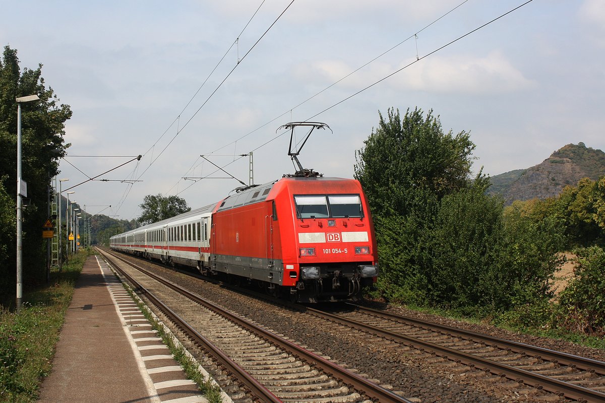 Die 101 054-5 der DB Fernverkehr aus Koblenz kommend durch Namedy in Richtung Köln.

Namedy
17.08.2018