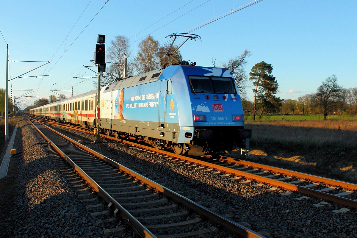 Die  101 055-2 „Urlaub in besten Händen“ schiebt den IC 2282 von Leipzig Hbf nach Rostock Hbf am 17.04.2016 durch Nassenheide.