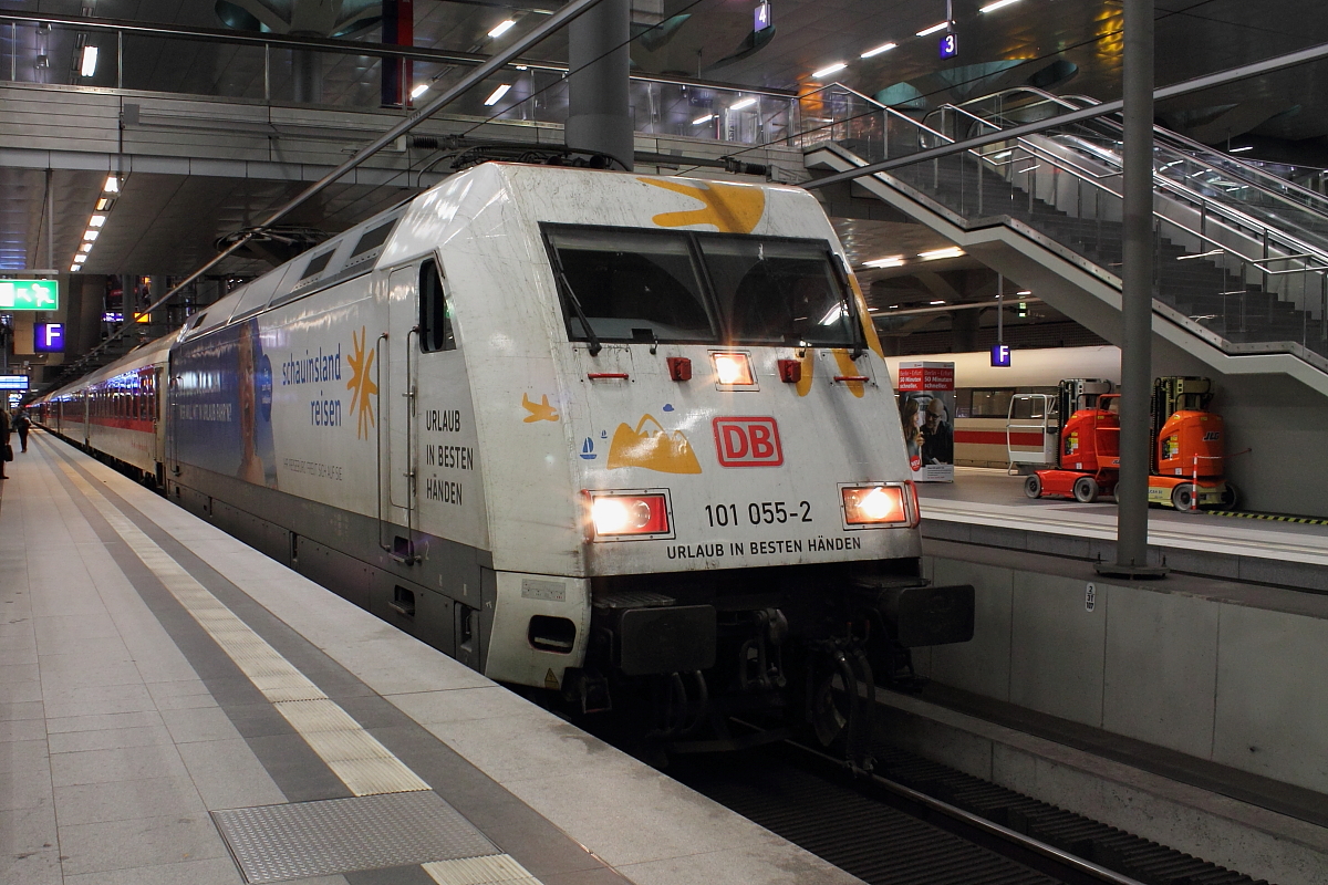 Die 101 055-2  Schauinsland Reisen mit dem CNL 40459 von Zürich nach Berlin-Lichtenberg beim Halt in Berlin Hbf (tief) am 04.12.2015.