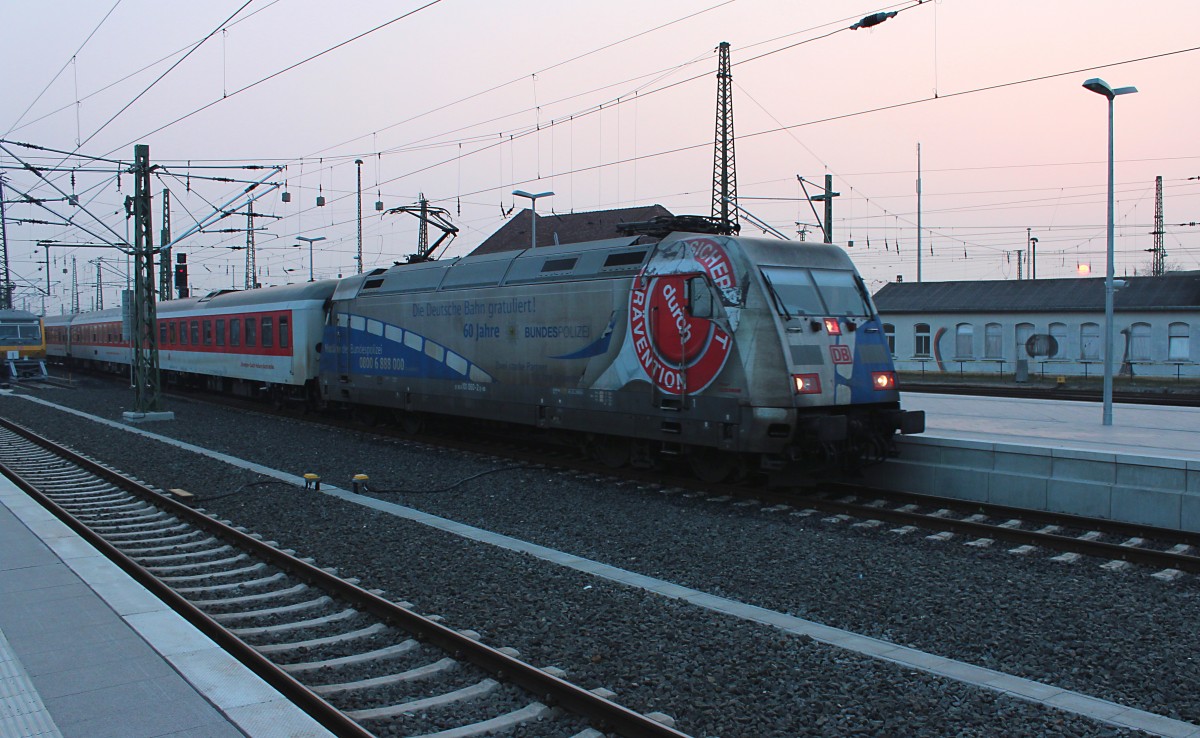 Die 101 060-2 fährt am 21.03.2015 mit dem CNL 459 (Zürich HP - Praha hl.n.) in Leipzig Hauptbahnhof ein. 