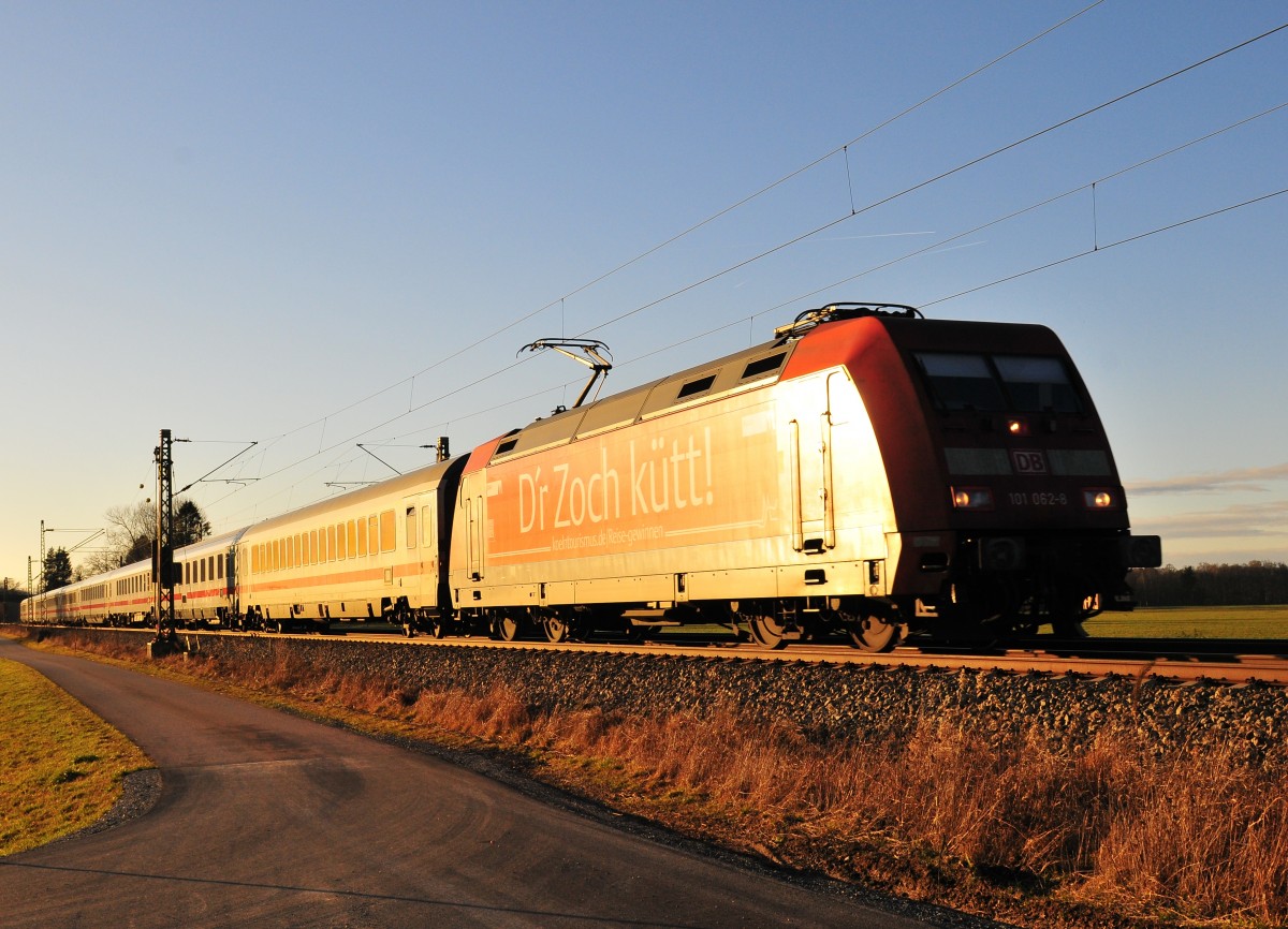 Die 101 062-8  D'r Zoch kütt!  war am 23.12.15 bei Übersee am Chiemsee im letzen Licht des Tages in Richtung Salzburg unterwegs.