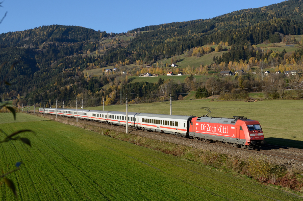 Die 101 062  D'r Zoch kütt  war am 20. Oktober 2015 dem EC 217 vorgespannt, und wurde von mir bei Trieben fotografiert. 