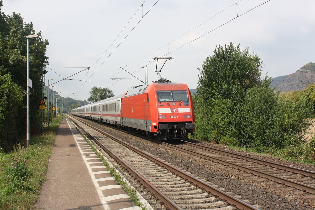 Die 101 070-1 der DB Fernverkehr mit einem IC aus Koblenz kommend durch Namedy in Richtung Köln.

Namedy
17.08.2018