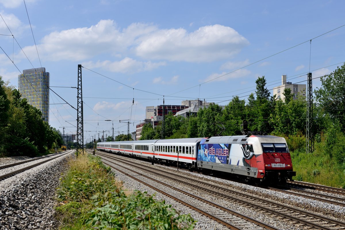 Die 101 070 bespannte am 27. Juni 2014 den EC 115 nach Klagenfurt und konnte am Münchner Heimeranplatz aufgenommen werden. 