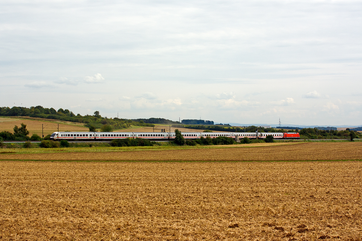 
Die 101 074-3 zieht  am 22.08.2014, auf der Main-Weser-Bahn (KBS 630) zwischen Ober- und Nieder-Mörlen, den IC 2279   Schwarzwald  (Stralsund Hbf - Kassel-Wilhelmshöhe - Frankfurt(Main)Hbf - Konstanz) in Richtung Frankfurt am Main.