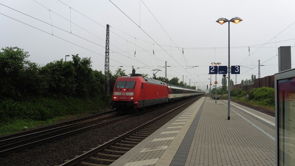 Die 101 075-0 der DB Fernverkehr durch Sechtem in Richtung Bonn (Koblenz).

28.05.2016
Sechtem 