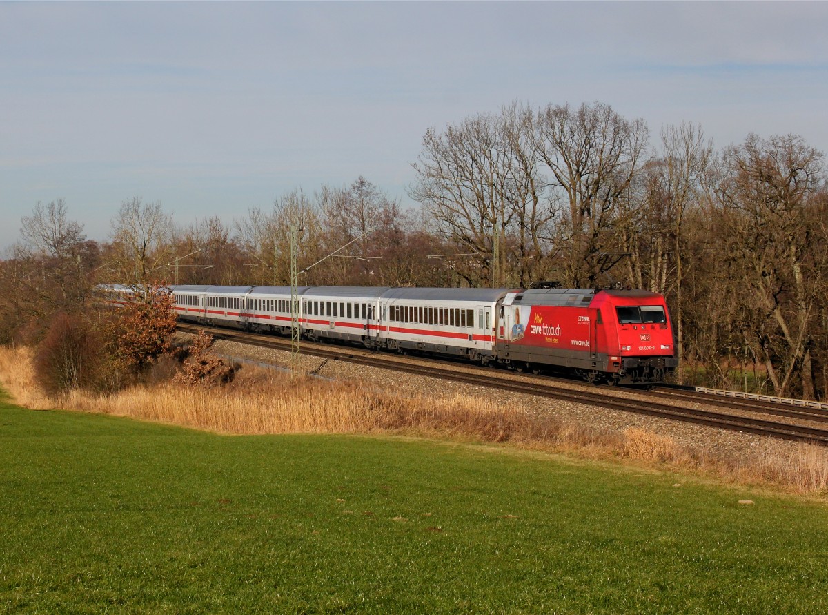 Die 101 076 mit einem EC am 13.12.2015 unterwegs bei Hilperting.