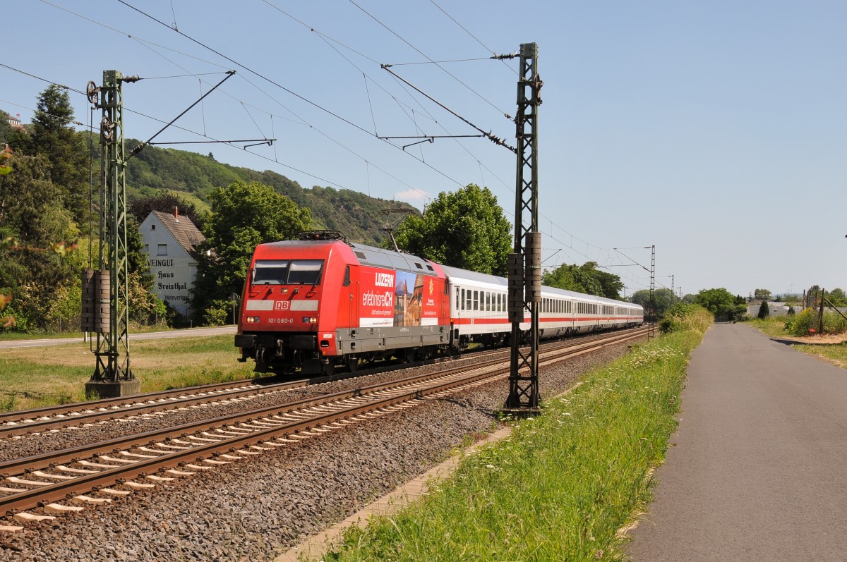 Die 101 080-0 mit Luzern-Werbung zieht ihren IC rechtsrheinisch durch Leutesdorf Richtung Köln. Aufgenommen am 05/06/2015.