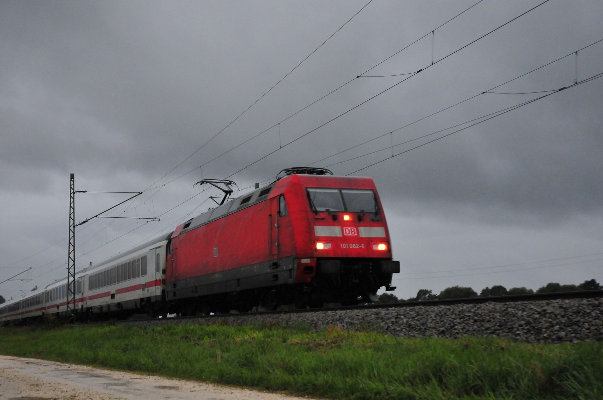 Die 101 082-6 der DB bei Übersee im strömenden Regen am 31.08.14.