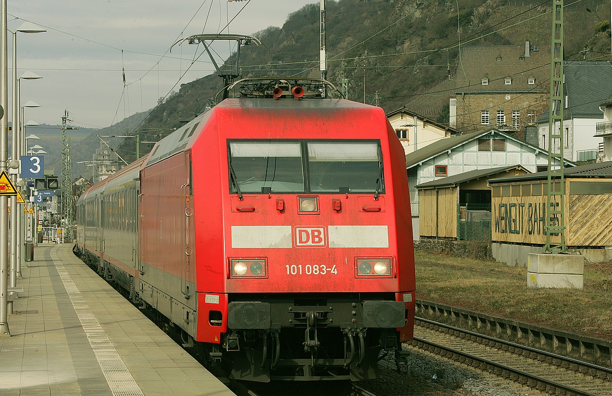 Die 101 083 mit einer ÖBB Garnitur nach Innsbruck wartetin Gleis 3 des Bahnhofs Kaub auf die Überholung durch einen ICE. Ursache für den hohen Besuch in Kaub waren Bauarbeiten auf der linken Mittelrheinstrecke.