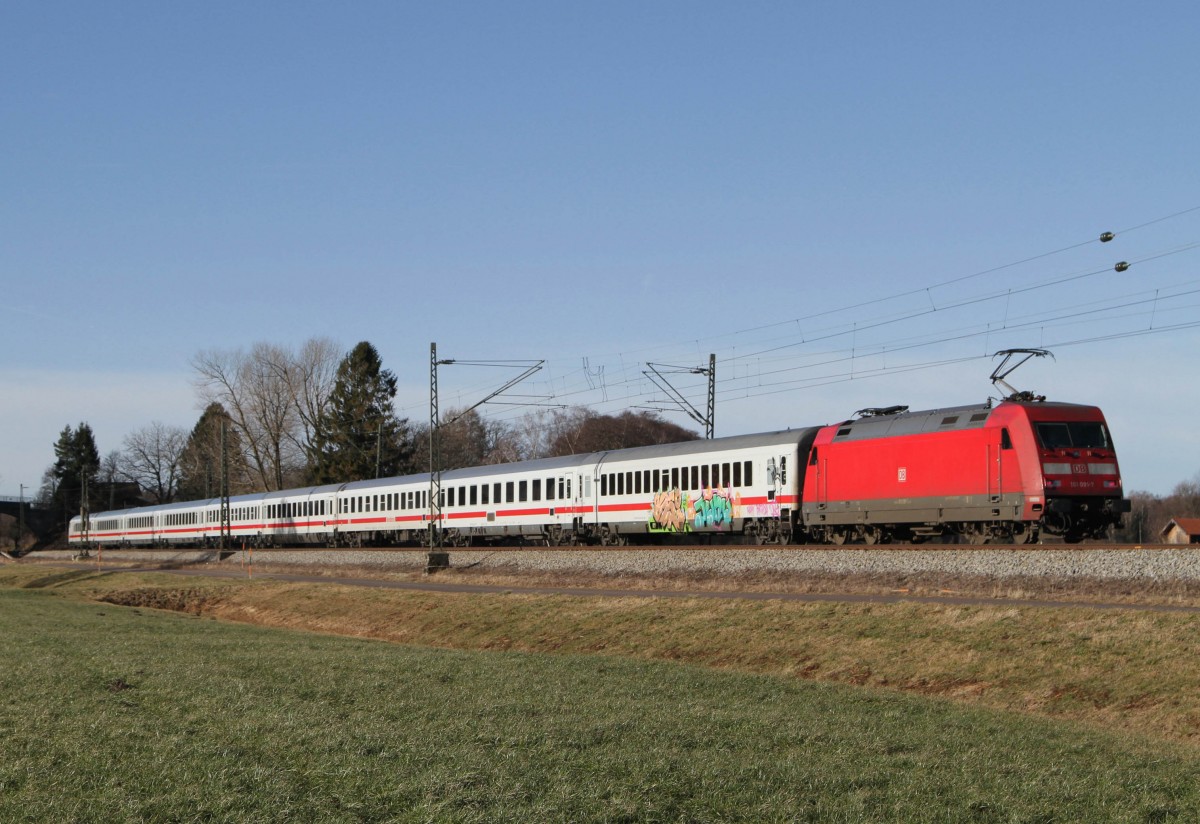 Die 101 091-7 schiebt den EC 218 bei Übersee am 06.01.2014