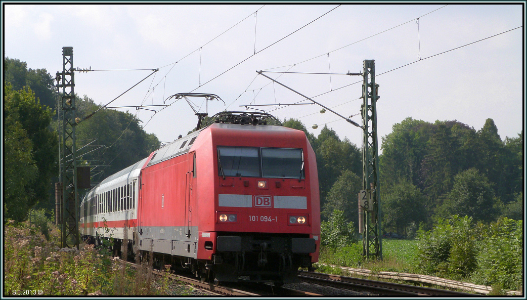 Die 101 094-1 mit IC 1918 am Haken ist unterwegs bei Rimburg auf der KBS 485.
Fahrziel ist Berlin. Aufnahme vom September 2013.