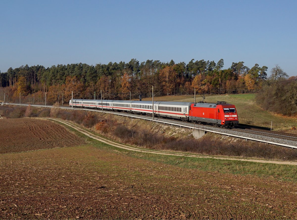 Die 101 098 mit einem IC nach Nürnberg am 17.11.2018 unterwegs bei Alberndorf.