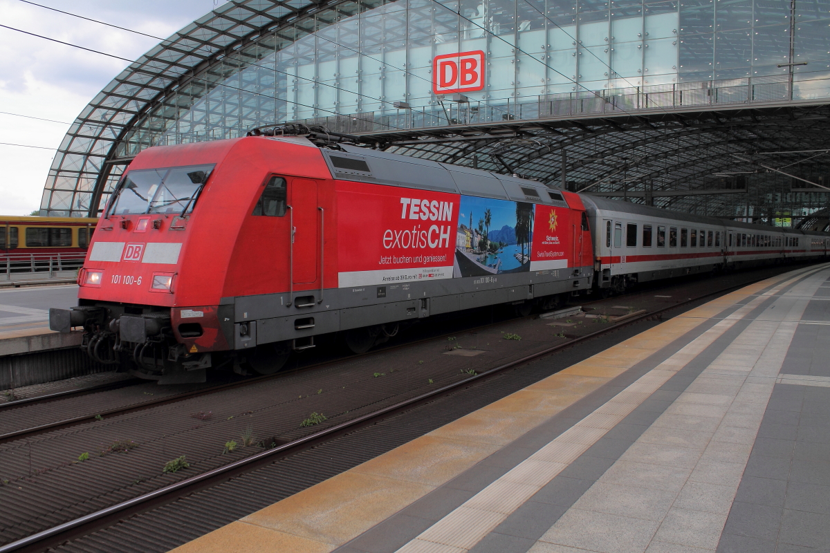 Die 101 100-6  Tessin exotisCH  mit dem IC 140 von Berlin Ostbahnhof nach Amsterdam CS beim Halt am 21.04.2014 in Berlin Hauptbahnhof.
