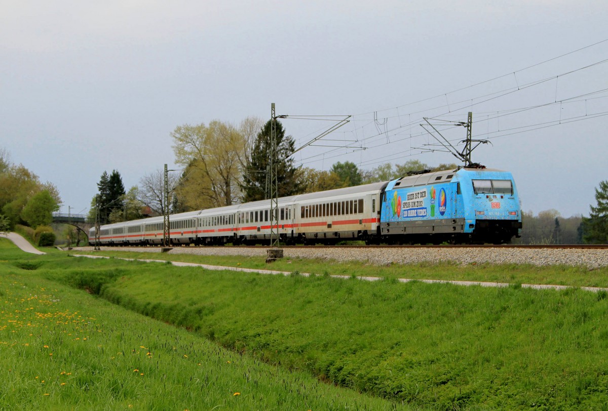 Die 101 102-2 schiebt den EC 114 Richtung München, bei Übersee am 18.04.2014