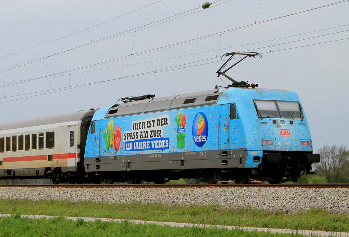 Die 101 102-6  (Vedes - Werbelok) bei Übersee am 18.04.2014