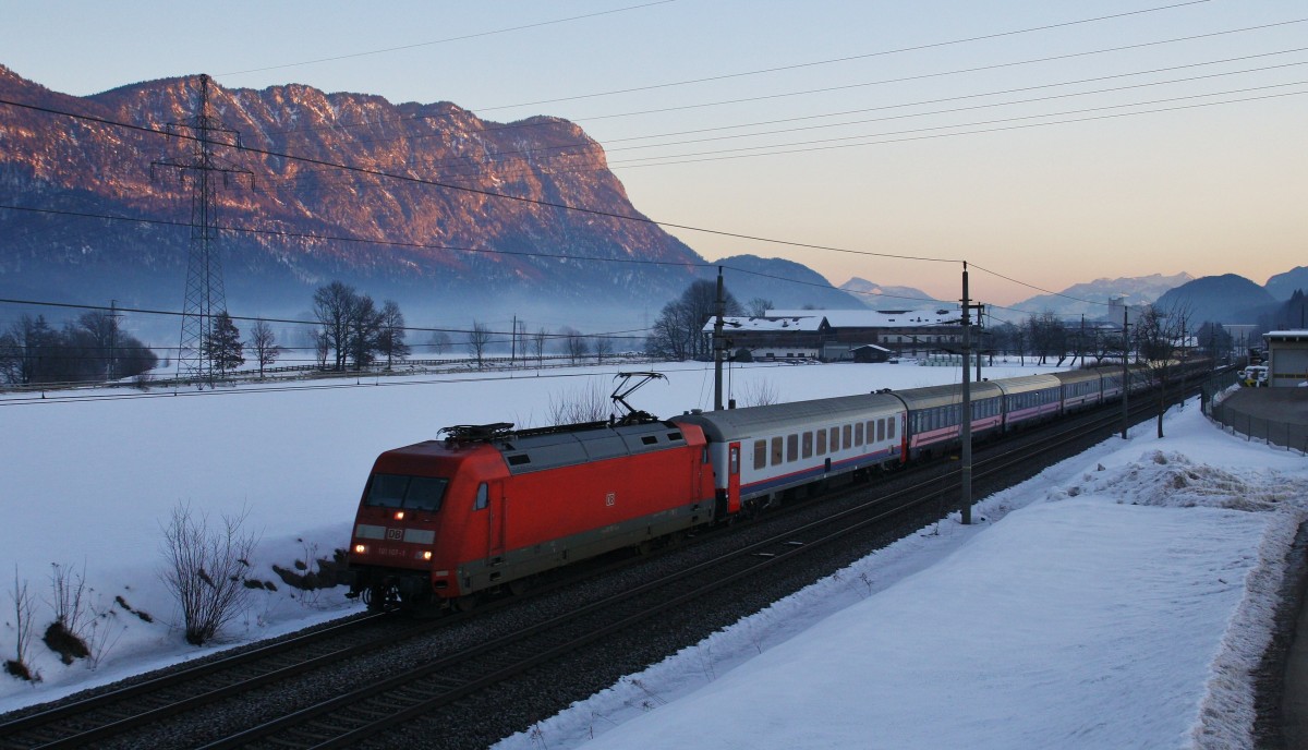 Die 101 107-1 ist bei Sonnenaufgang am 14.2.2015 mit dem ``Treski 1`` von Belgien nach Zell am See unterwegs. Hier im Inntal bei Kirchbichl.