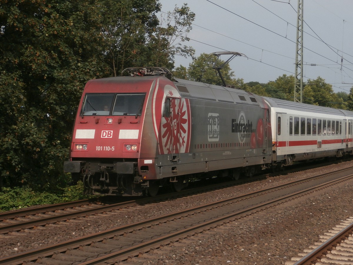 Die 101 110-5 von Eintracht Frankfurt zog am 27.7 einen IC von Köln in Richtung Düsseldorf. Hier fährt sie gerade durch Düsseldorf Oberbilk. 

Düsseldorf 27.07.2014