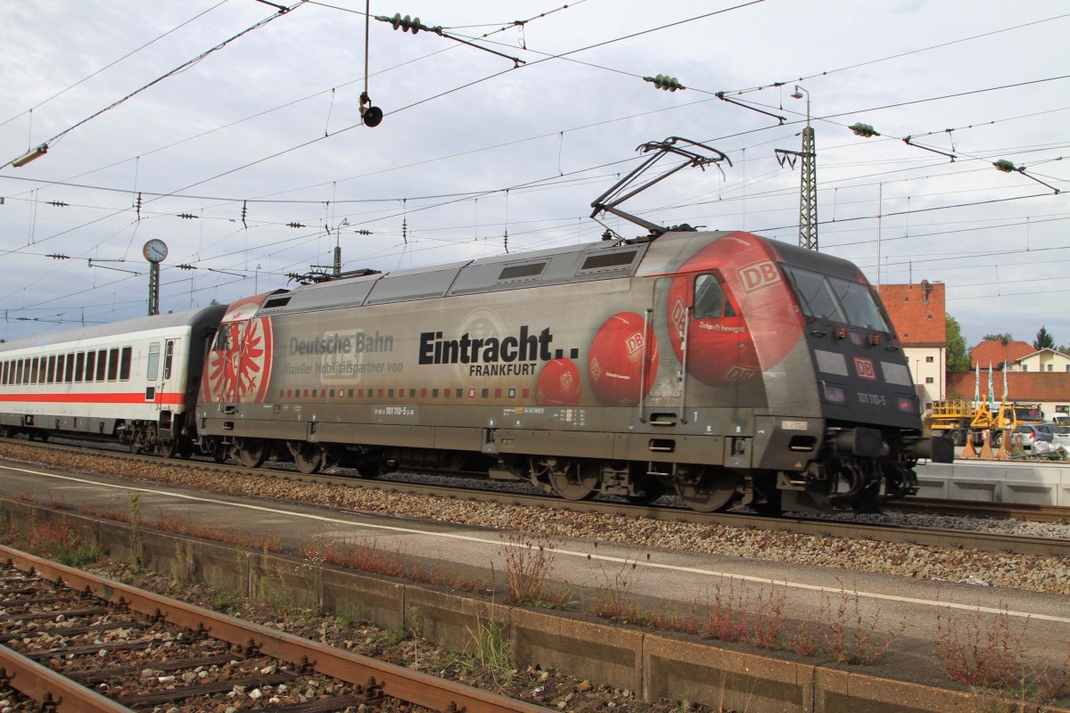 Die 101 110-5 mit dem EC 218 von Graz nach Frankfurt fhrt aus dem Bf. Traunstein am 04.10.2013