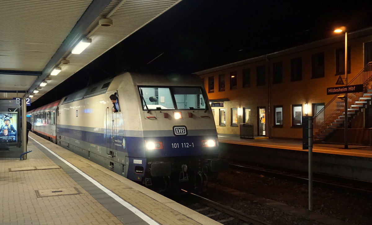 Die 101 112 war bzw. ist noch am 4.10.2018 auf dem Weg von Berlin nach Zürich als Nightjet 471 unterwegs. Gleich darauf erfolgte die Rangierfahrt im Hildesheimer Güterbahnhof, um mit dem Nightjet aus Hamburg (401) zusammengekoppelt zu werden 
Hildesheim Hbf