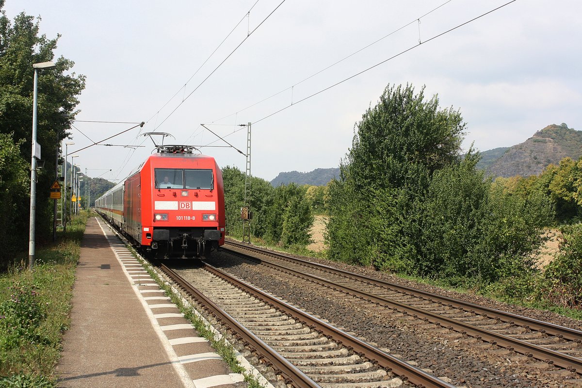 Die 101 118-8 der DB Fernverkehr mit einem IC aus Köln kommend durch Namedy in Richtung Koblenz.

Namedy
17.08.2018