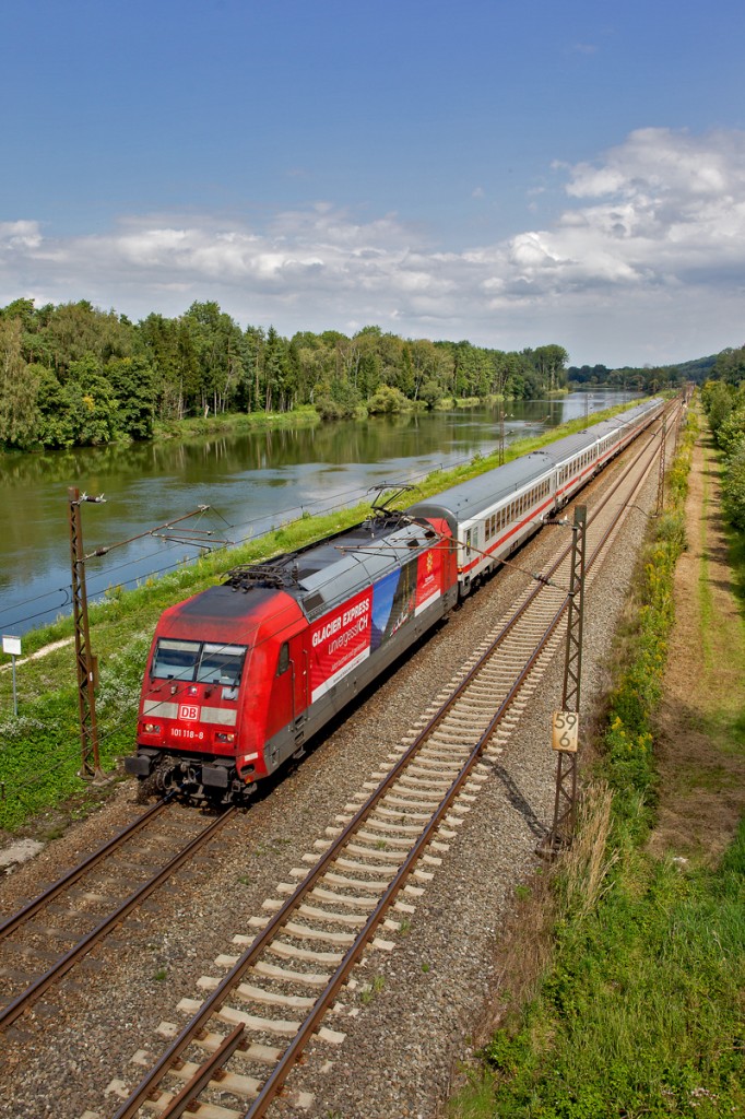 Die 101 118-8 mit Werbung für die Schweiz fährt entlang der Donau bei Günzburg mit einem Ic.Bild vom 19.8.2014