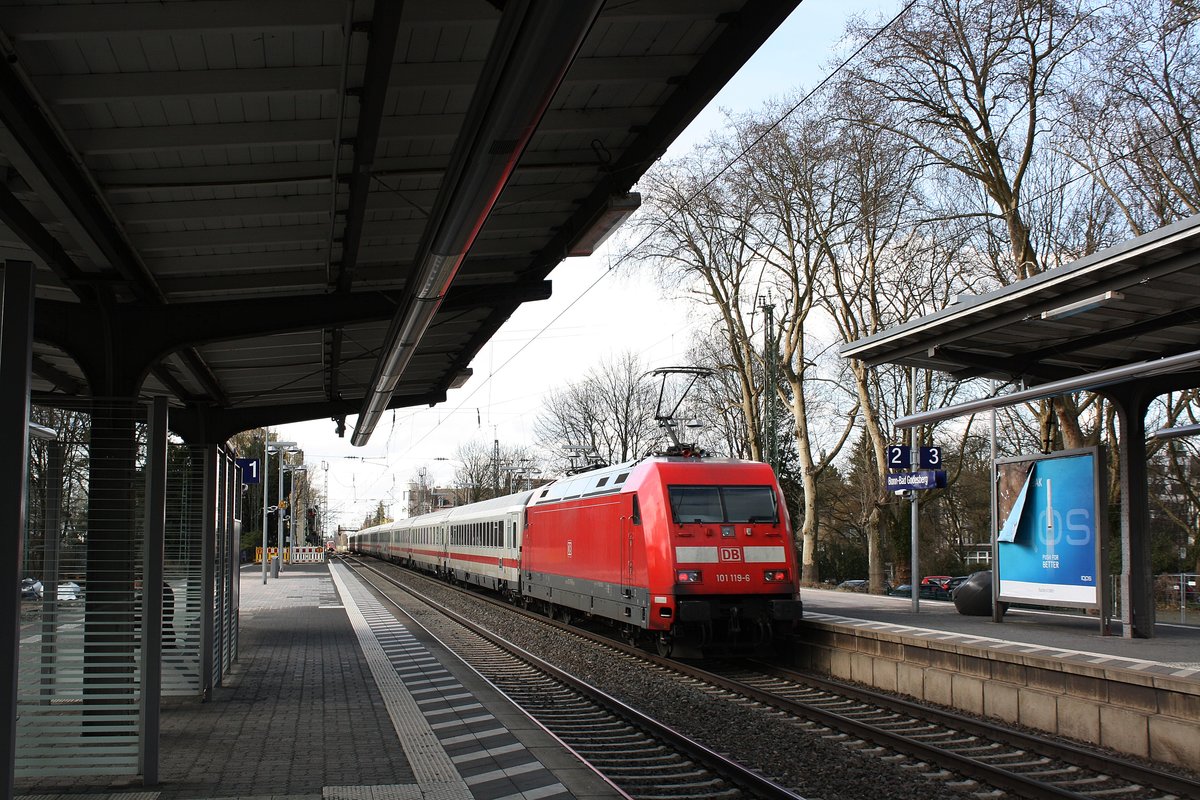 Die 101 119-6 der DB Fernverkehr mit einem IC durch Bonn Bad-Godesberg in richtung Bonn und witer nach Köln.

Bad-Godesberg
31.03.2018