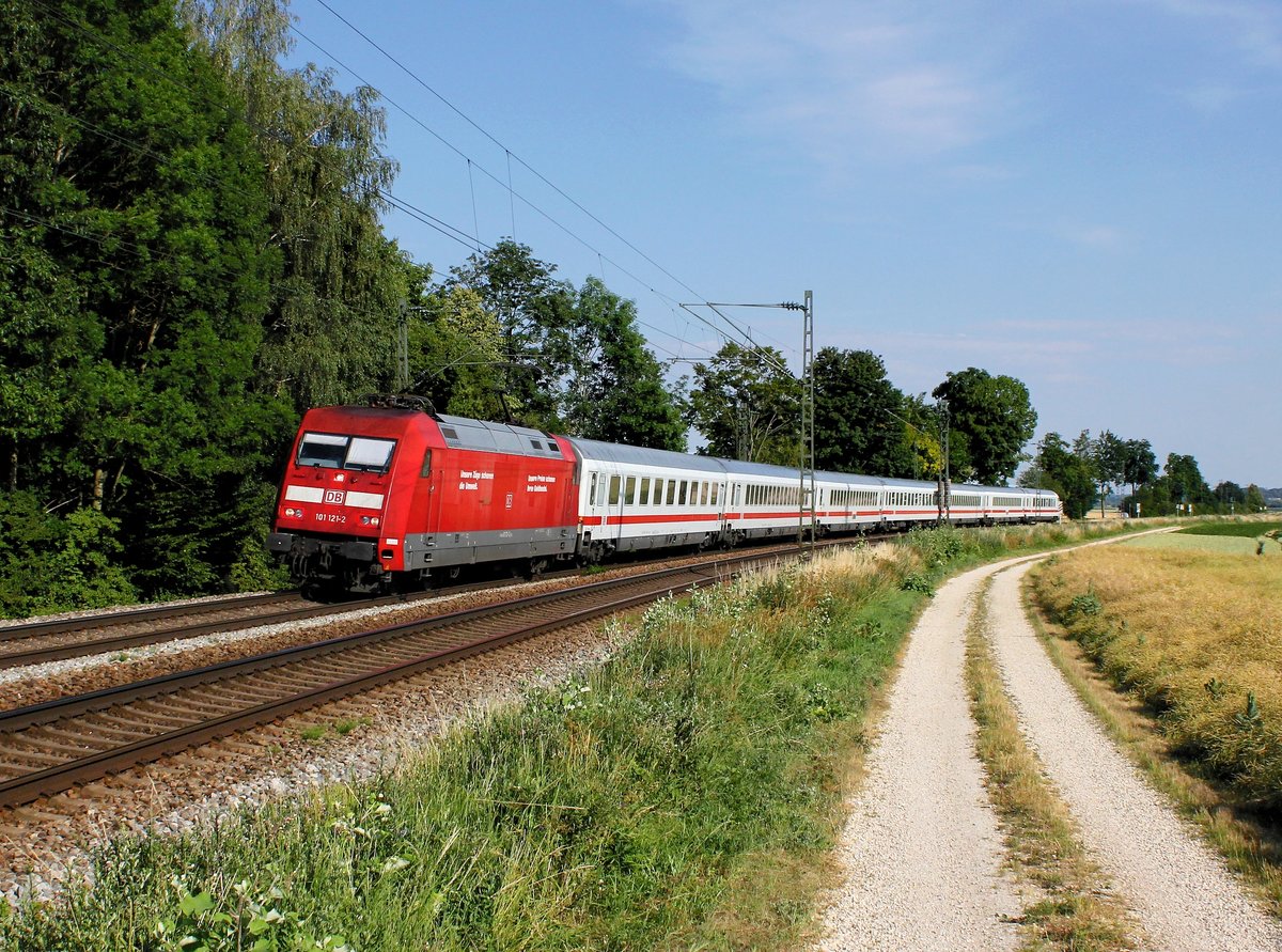 Die 101 121 mit einem ICE Ersatzzug am 27.06.2014 unterwegs bei Langenisarhofen.
