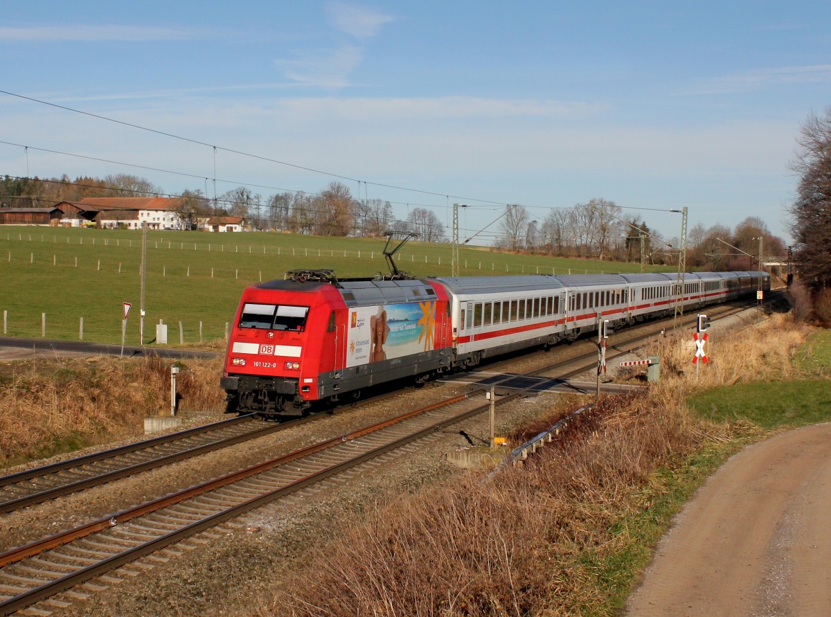 Die 101 122 mit einem EC am 13.12.2015 unterwegs bei Vogl.