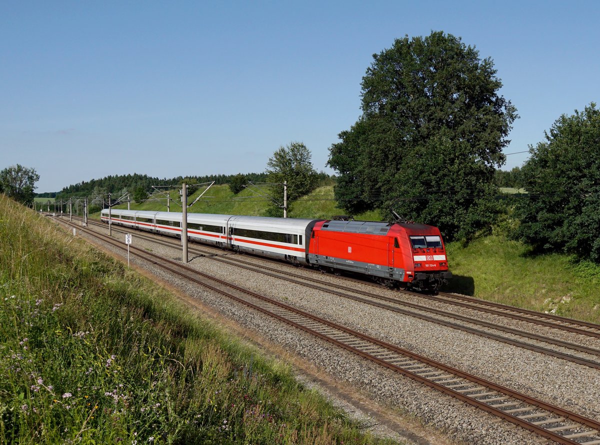 Die 101 124 mit einem umgeleiteten ICE am 18.06.2017 unterwegs bei Ramelsbach.