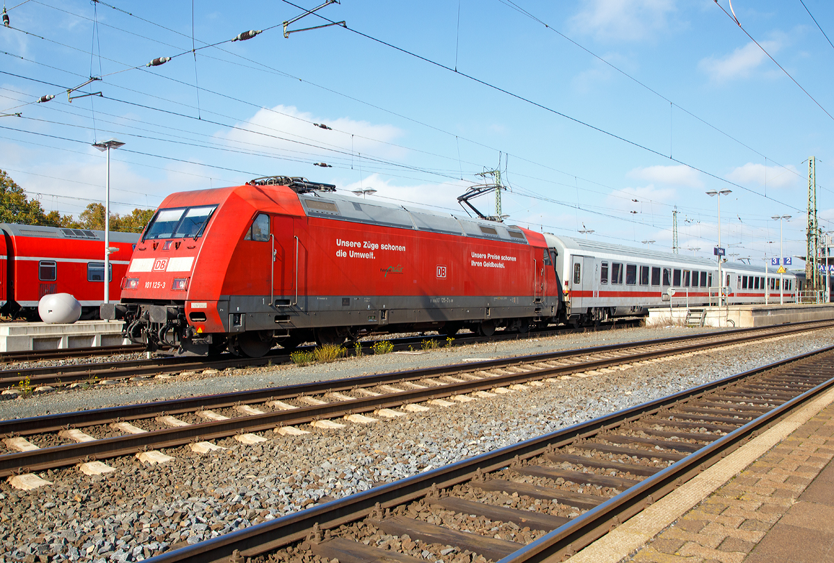 
Die 101 125-3 (91 80 6101 125-3 D-DB) der DB Fernverkehr AG mit dem IC 2371 (Hamburg-Altona - Gießen - Frankfurt(Main)Hbf - Karlsruhe Hbf) fährt am 01.10.2017 von Gießen weiter in Richtung Frankfurt am Main.