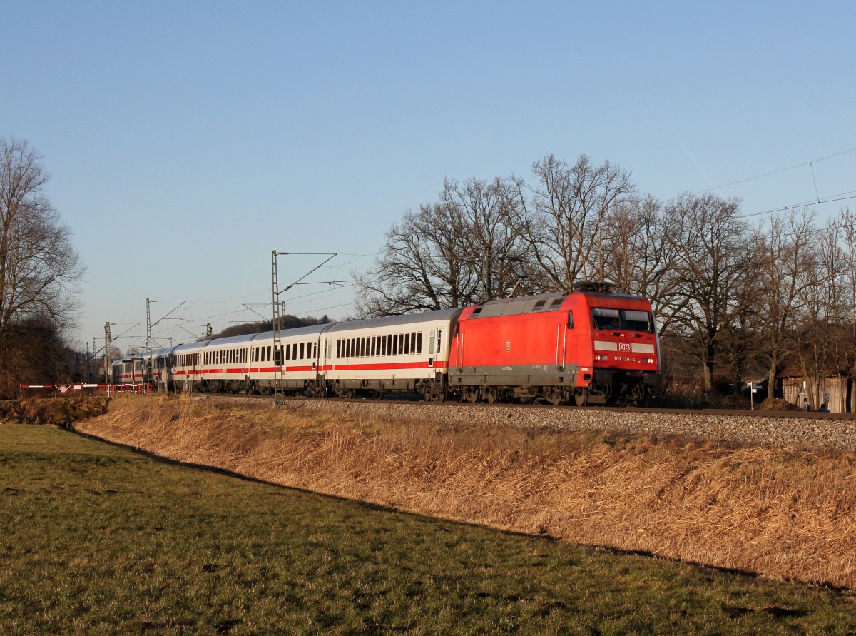 Die 101 139 mit einem EC am 27.12.2013 unterwegs bei Bernau.