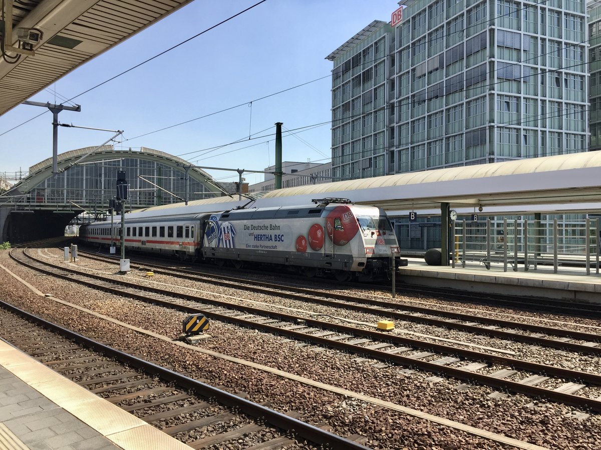 Die 101 144 in der Heimatstadt  ihres  Vereins am 19.05.2017 in Berlin Ostbahnhof.