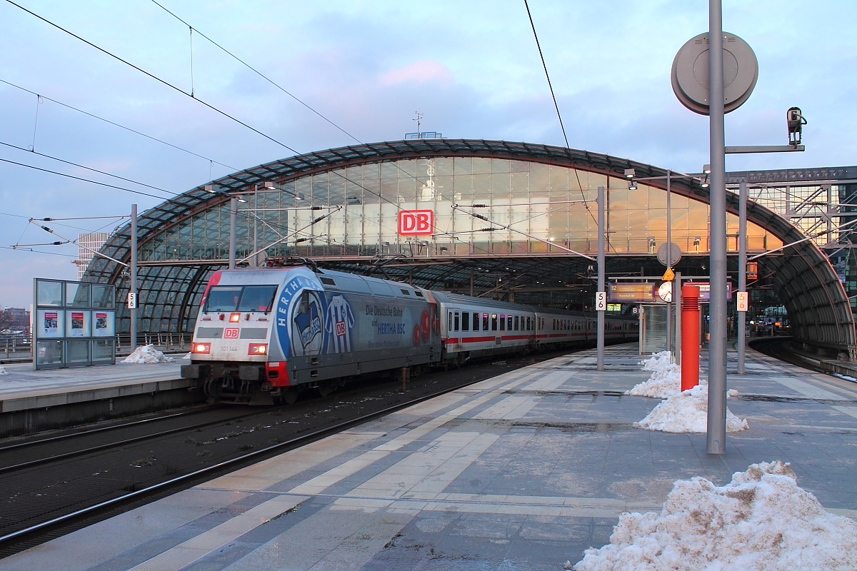 Die 101 144 mit dem IC 140 von Berlin Ostbahnhof nach Amsterdam Centraal beim Halt am 01.02.2015 in Berlin Hauptbahnhof.