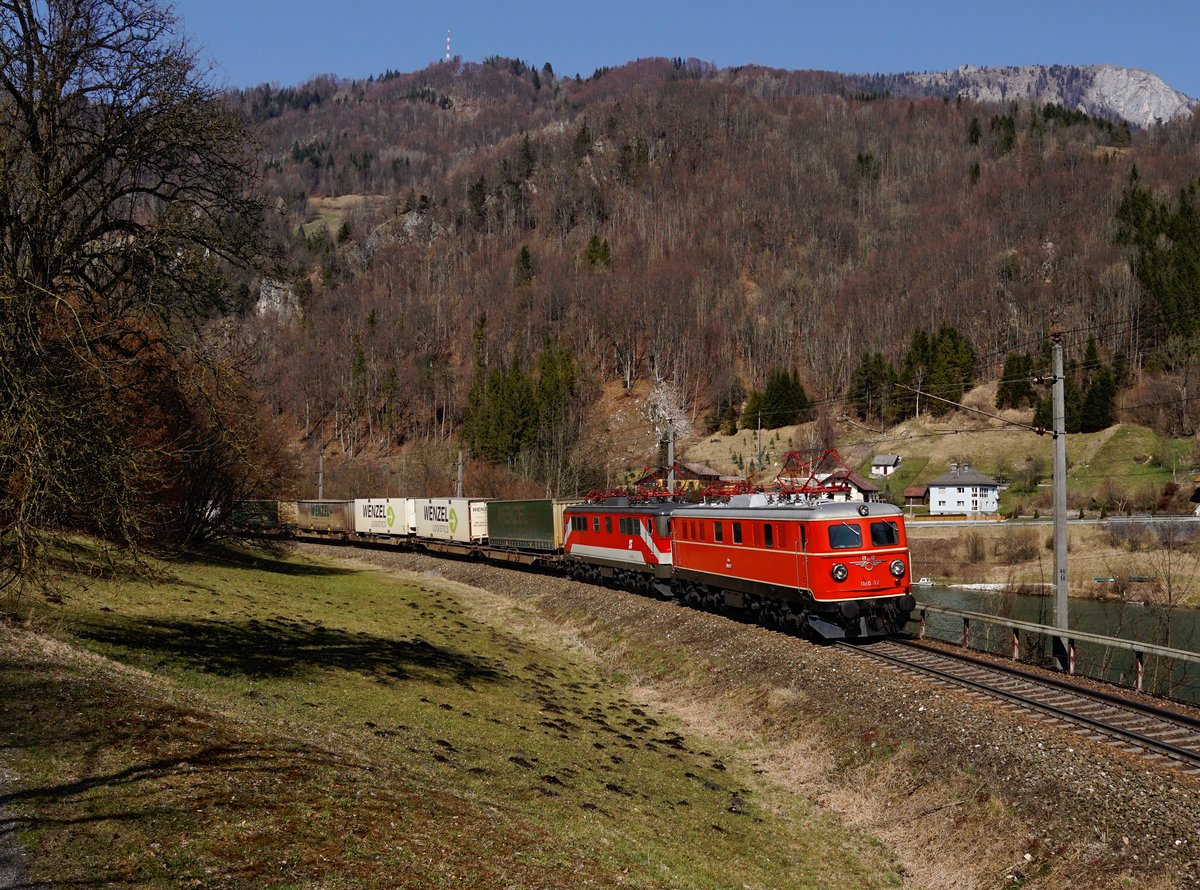 Die 1010 002 und die 1110 015 mit einem Umgeleiteten KLV am 25.03.2018 unterwegs bei Reichraming.