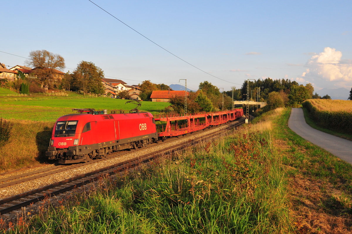 Die 1016 002 der ÖBB mit einem leeren Autozug 30.09.17 bei Straß in der Nähe von Teisendorf.