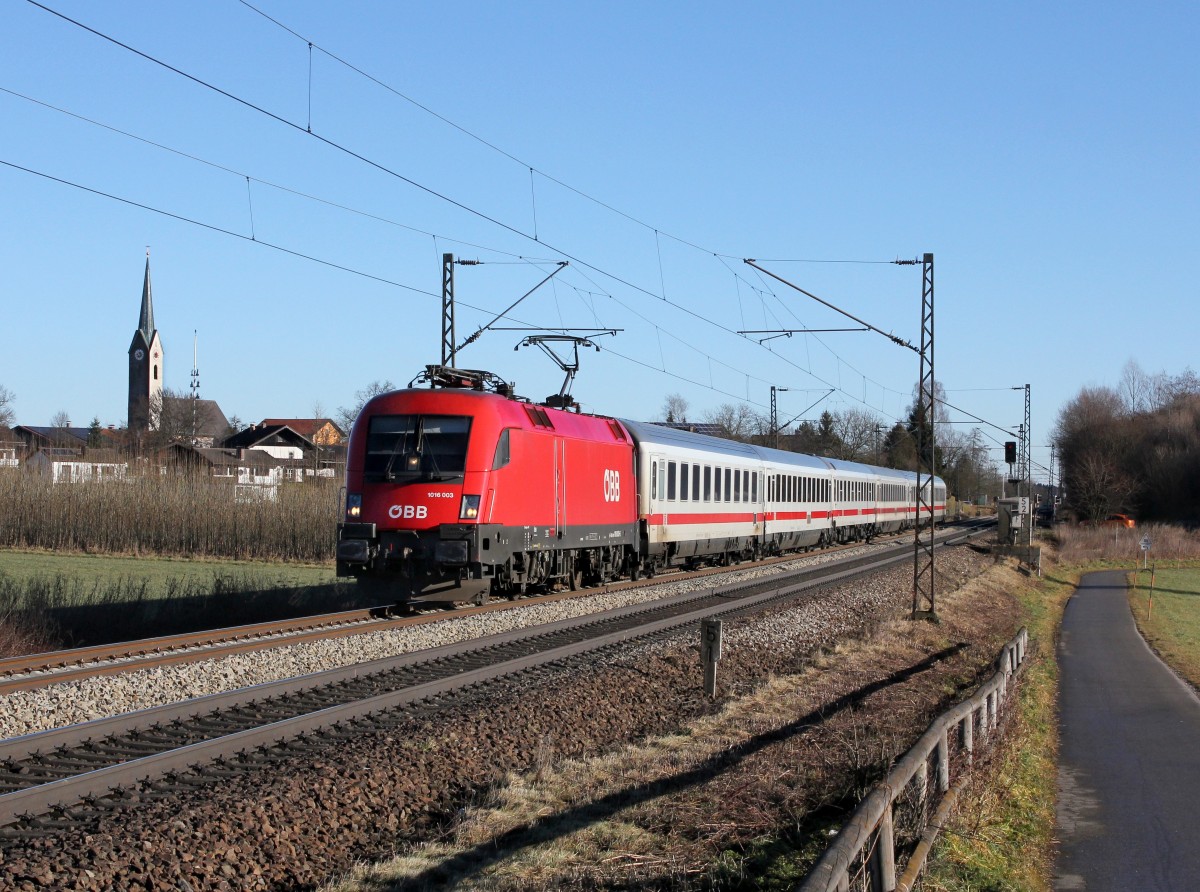 Die 1016 003 mit dem IC Königsee am 27.12.2013 unterwegs bei Stephanskirchen.