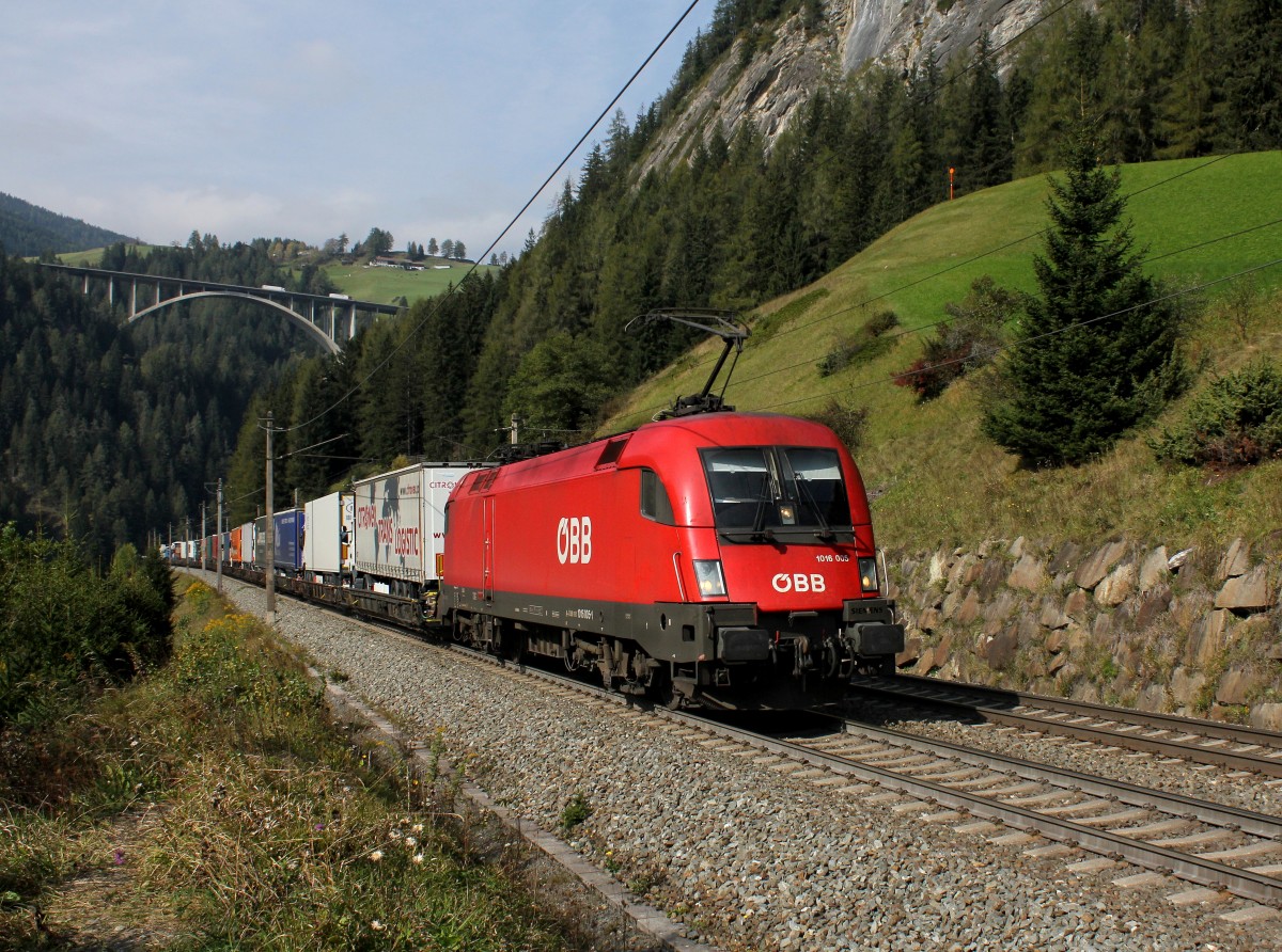 Die 1016 005 mit einer RoLa am 07.10.2014 unterwegs bei St. Jodok.