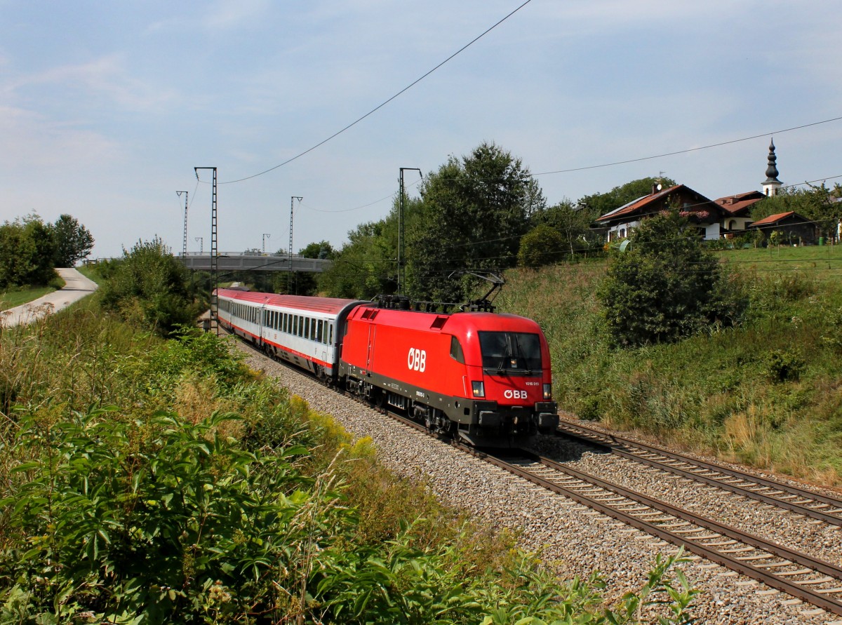 Die 1016 013 mit einem EC am 24.08.2013 unterwegs bei Stra.