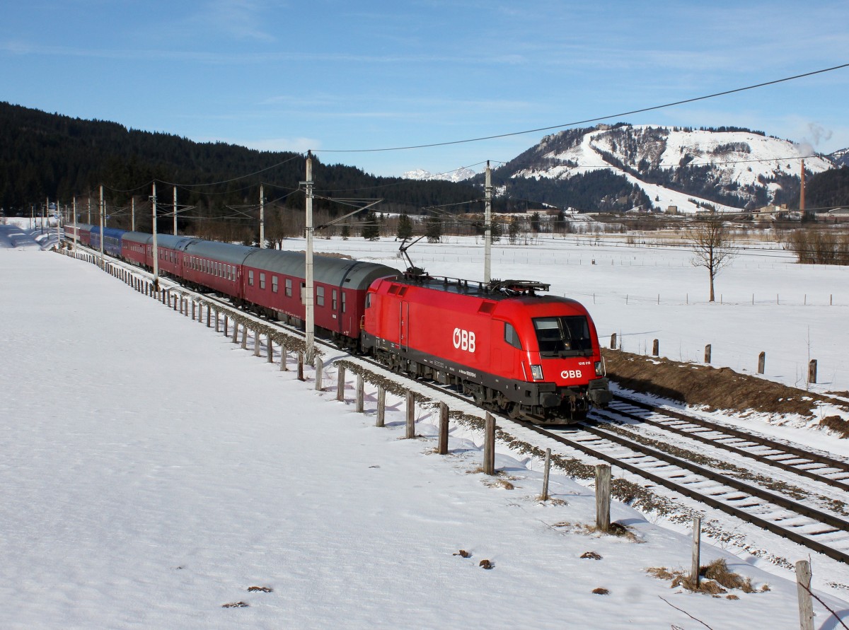 Die 1016 019 mit einem Turnanzug am 15.02.2014 unterwegs bei Hochfilzen.