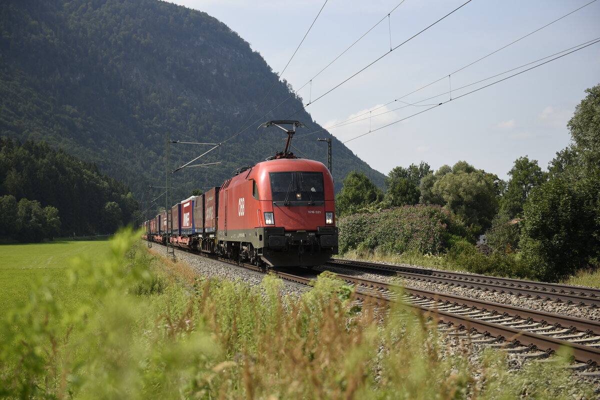 Die 1016 021 der ÖBB auf der Inntalstrecke bei Oberaudof in Richtung Kufstein. Aufgenommen am 26.07.21