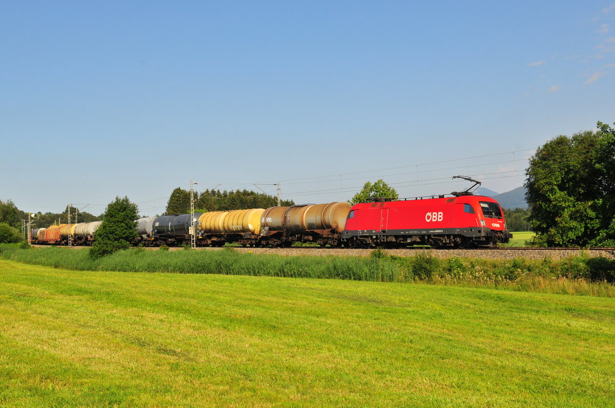Die 1016 022-6 der ÖBB vor einem Kesselzug am 01.07.18 bei Grabenstätt.