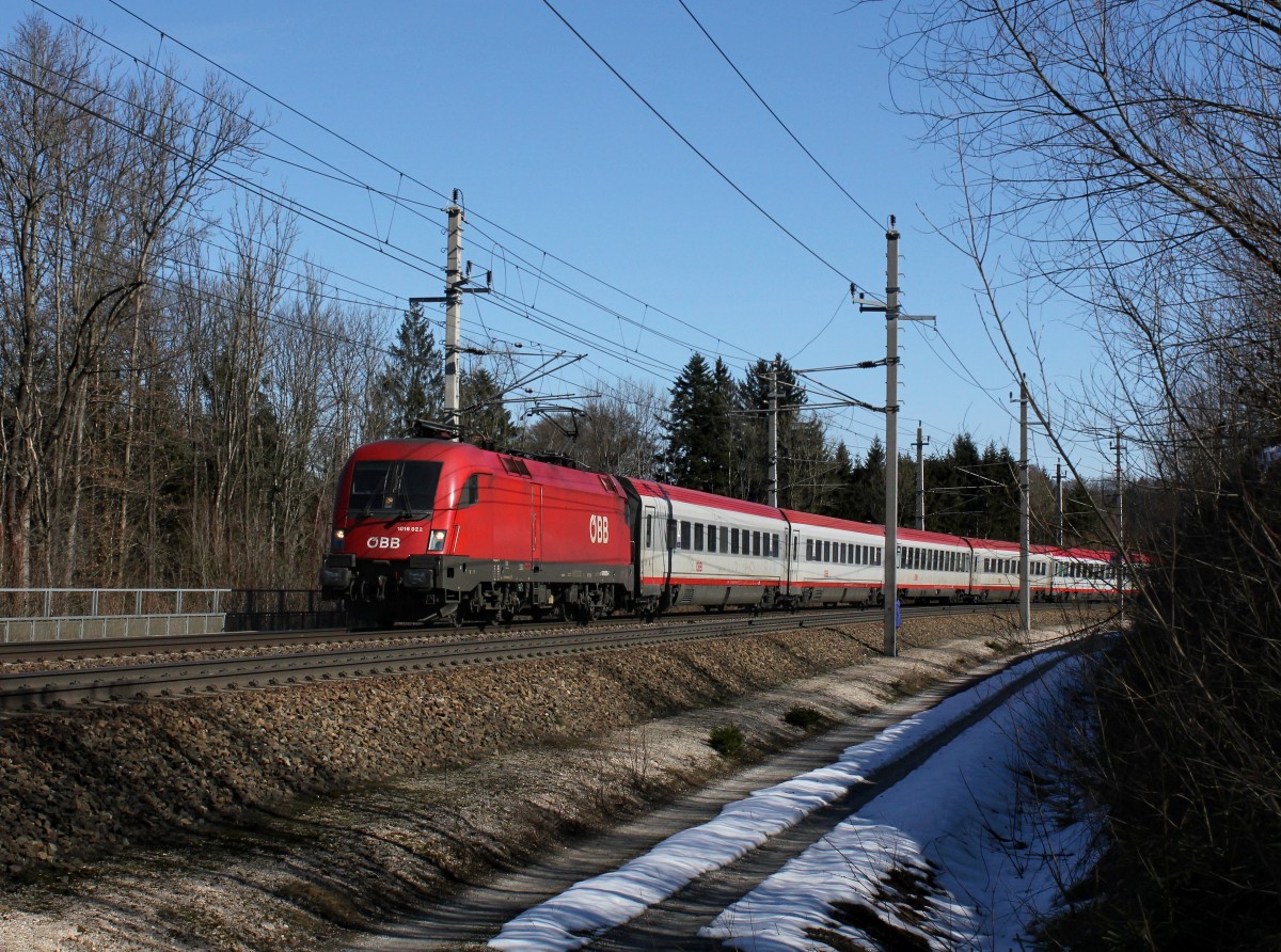 Die 1016 022 mit einem OIC am 07.03.2015 unterwegs bei Hallwang.