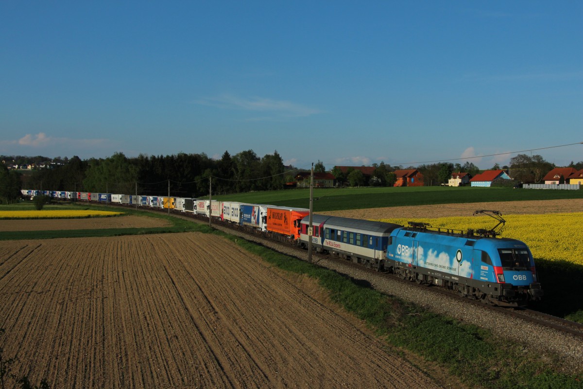Die 1016 023 mit der RoLa 41415 bei Nöstlbach am 25.04.2014.
