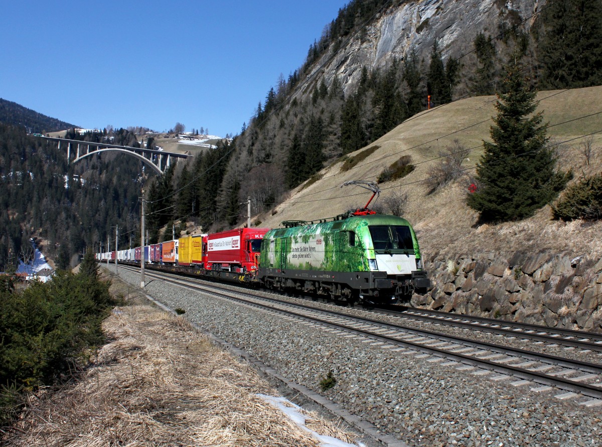 Die 1016 023 mit einer RoLa am 19.03.2016 unterwegs bei St. Jodok.