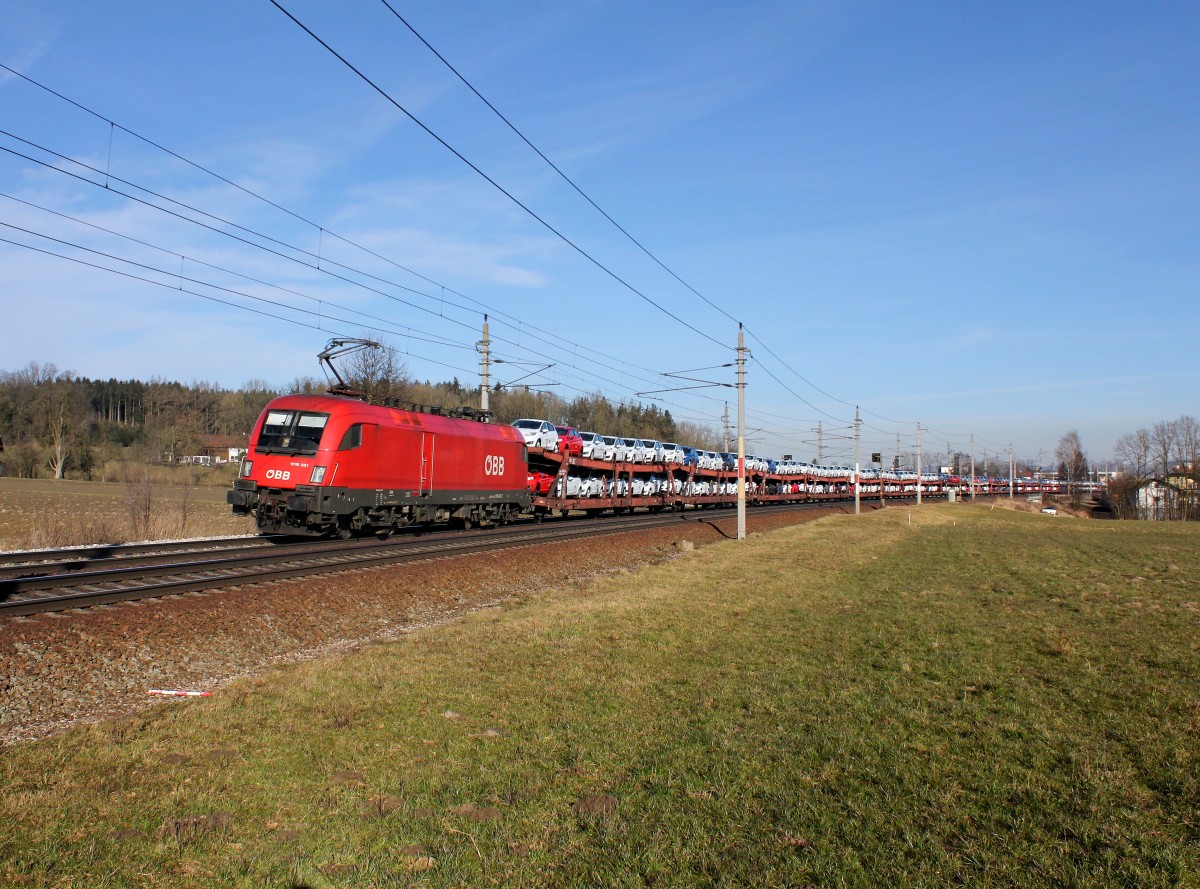 Die 1016 031 mit einem Autozug am 08.02.2014 unterwegs bei Andorf.