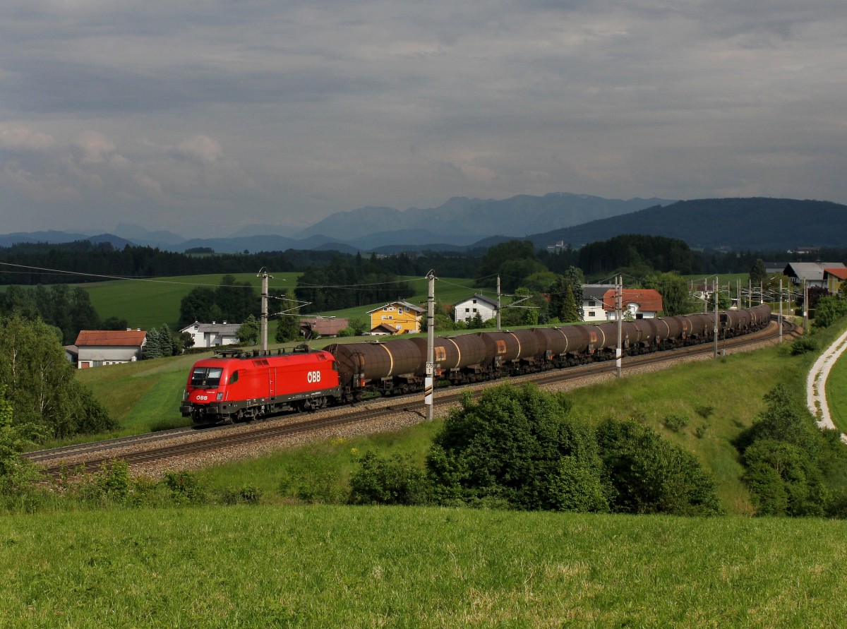 Die 1016 047 mit einem Kesselzug am 04.06.2014 unterwegs bei Pöndorf.