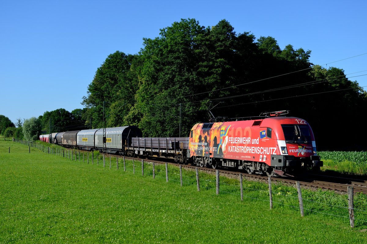 Die 1016.048 kehrte am späten Nachmittag des 20. Juli 2016 wieder zurück nach Österreich, indem sie einen gemischten Güterzug von München Nord nach Linz brachte. Bei Vogl gelang dann diese Aufnahme mit der roten Lokfront voraus.