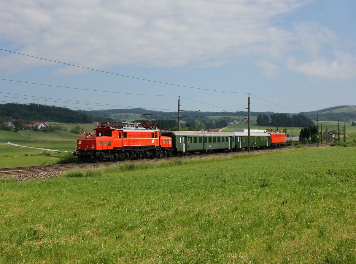 Die 1020 037 mit einem Sonderzug nach Freilassing am 31.05.2014 unterwegs bei Weng.