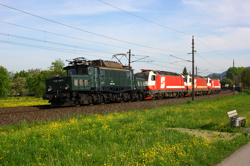 Die 1020 042 überstellte die Loks 1822 001, 003 und 004 nach Krieglach. Dort werden sie aufbereitet und gehen dann weiter an ihre neuen Besitzer. Foto wurde am 25.04.14 in Schwarzach Vorarlberg geschossen.

Lg